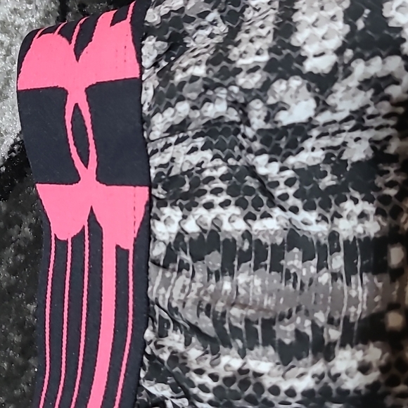 UNDER ARMOUR SNAKESKIN PRINT LOGO SHORTS PRICE FIRM - Picture 5 of 11